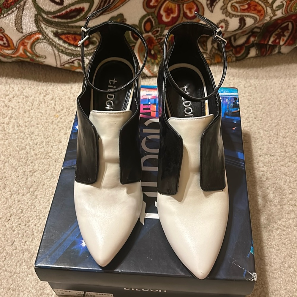 tildon black and white man made upper leather and fabric lining ankle strap